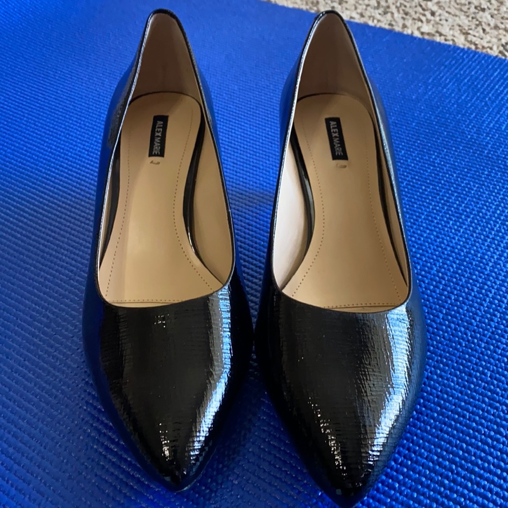 Black kitten heels 😍